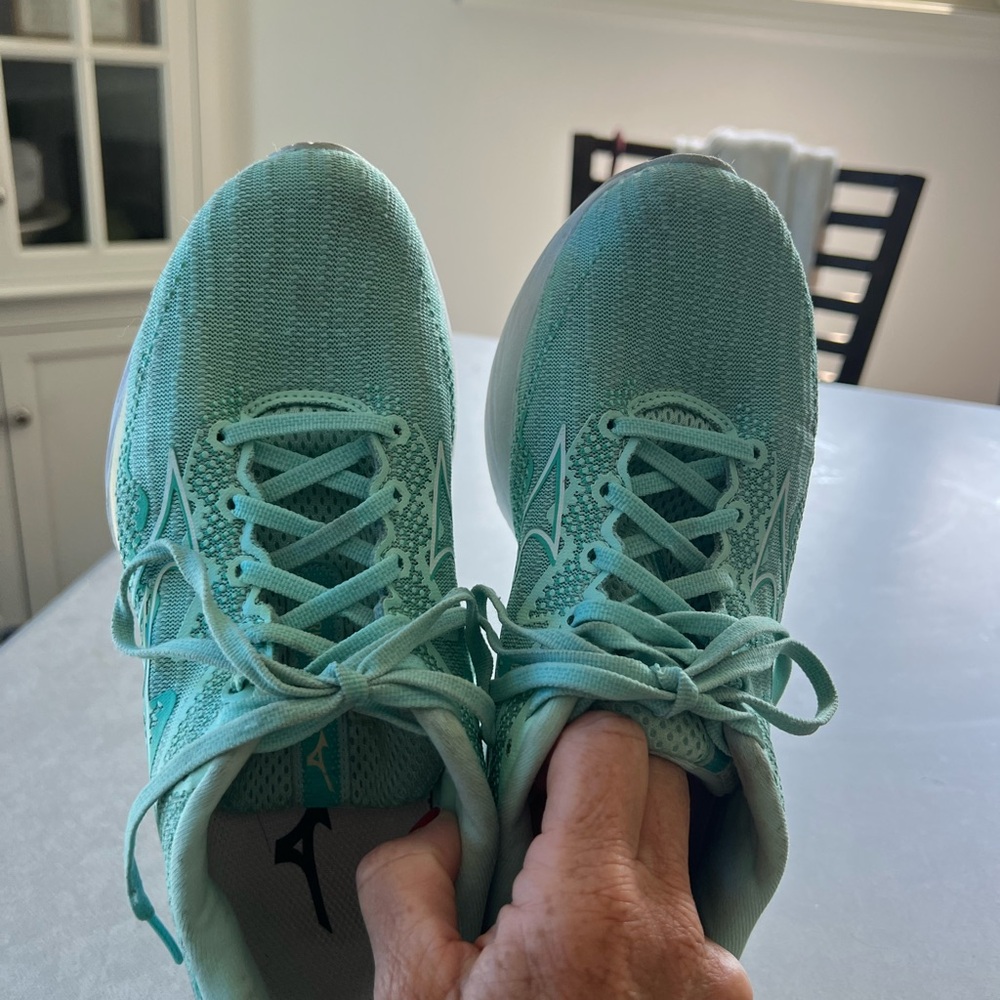 Mizuno Wave Rider 27 in Light Blue